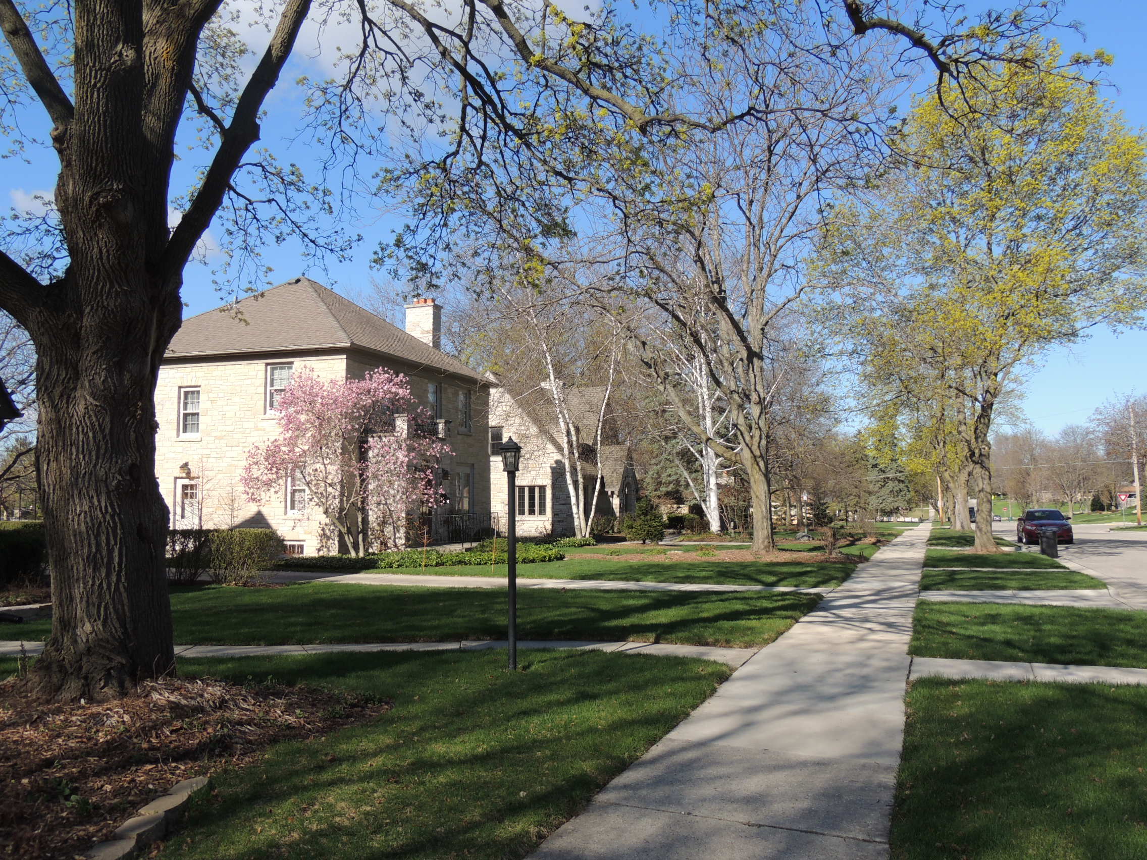Homes along Kenwood Blvd